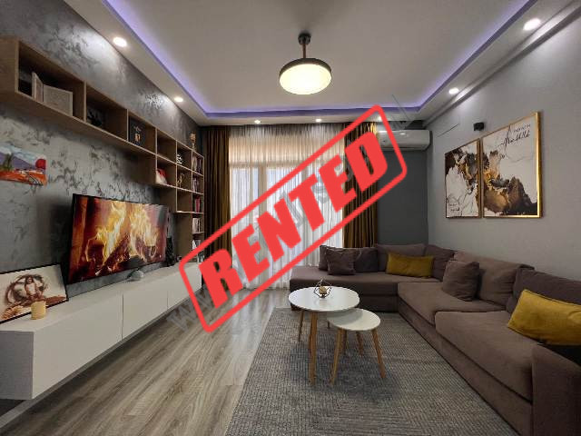 Apartament 2+1 me qira ne rrugen e Dafinave prane shkolles Dhora Leka ne Tirane.
Ndodhet ne katin e Apartament 2+1 me qira ne rrugen e Dafinave prane shkolles Dhora Leka ne Tirane.
Ndodhet ne katin e